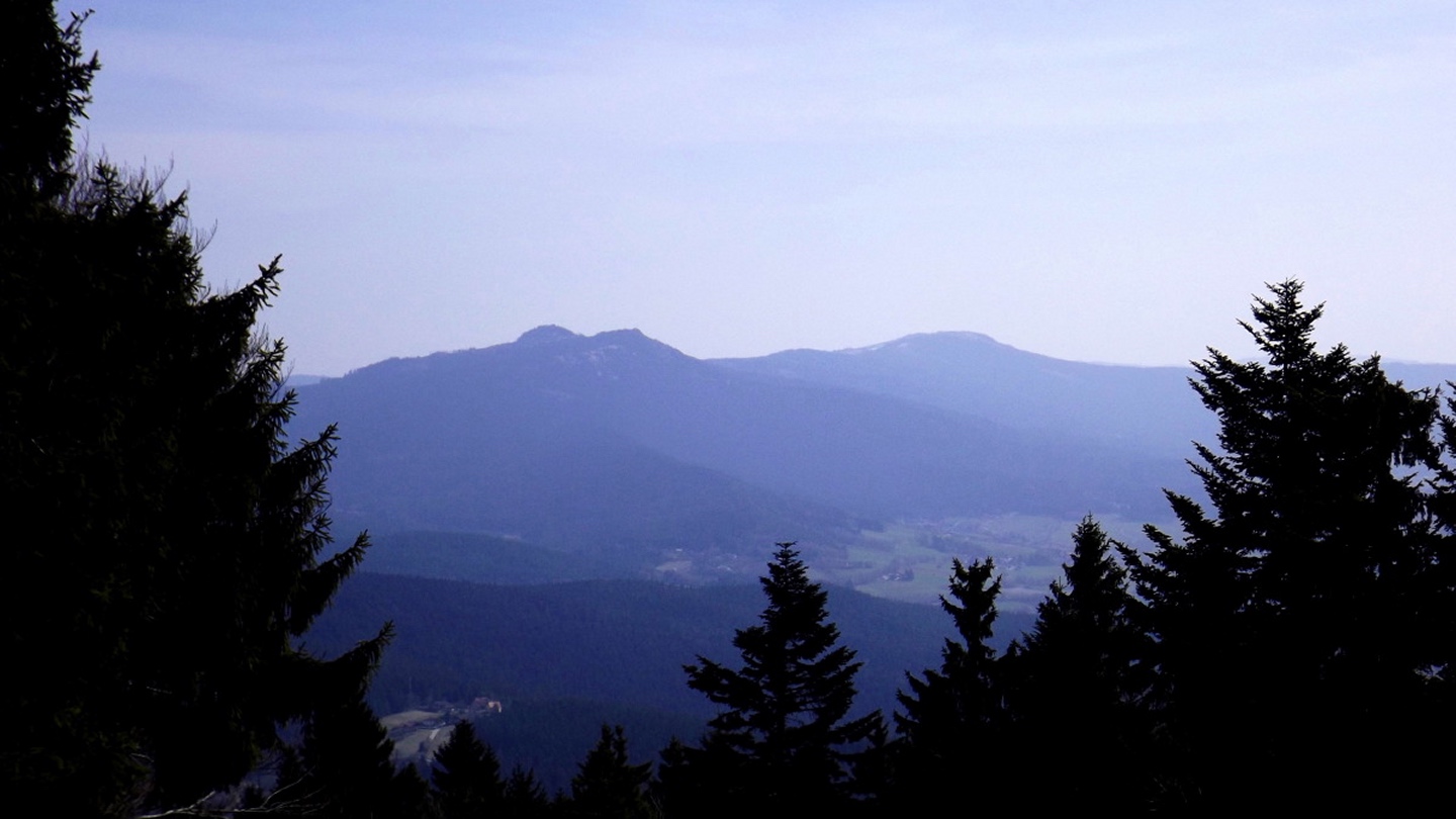 Eine der nächsten Touren: Künisches Gebirge vom Zwercheck rechts hinten bis zum Osser links vorne